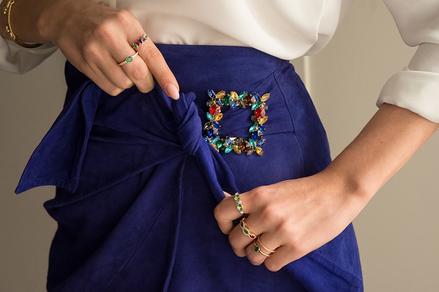 manos de mujer con anillos de piedras preciosas