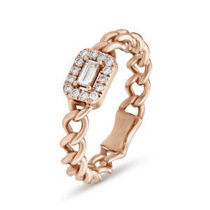 Anillo de oro rosa, diamante talla baguette y diamantes talla brillante