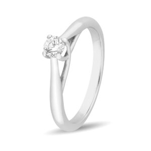 Solitario de oro blanco y diamante central