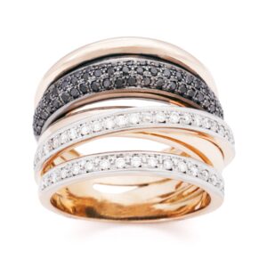Anillo de oro rosa con diamantes y diamantes negros