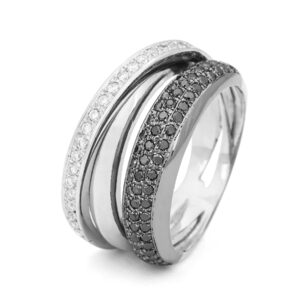 Anillo de oro blanco con diamantes blancos y negros