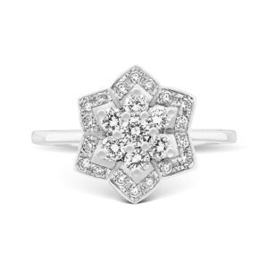 Anillo de oro blanco con diseño de flor de diamantes