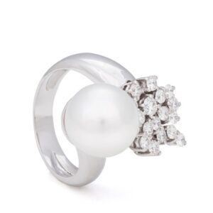 Anillo de oro blanco con diseño floral de diamantes y perlas