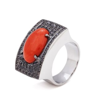 Anillo de oro blanco con coral momo central y diamantes negros