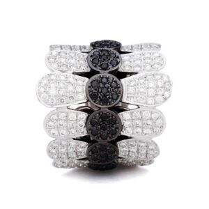 Anillo de oro blanco y diamantes blancos y negros